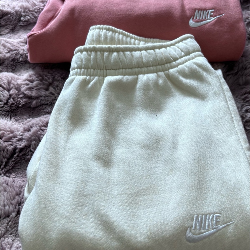 Nike Cream Sweatpants Relaxed Fit Joggers